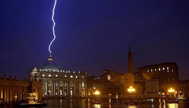 Blitzeinschlag am 11.02.2013 um 17.56 Uhr in den Petersdom nach Papstrücktritt